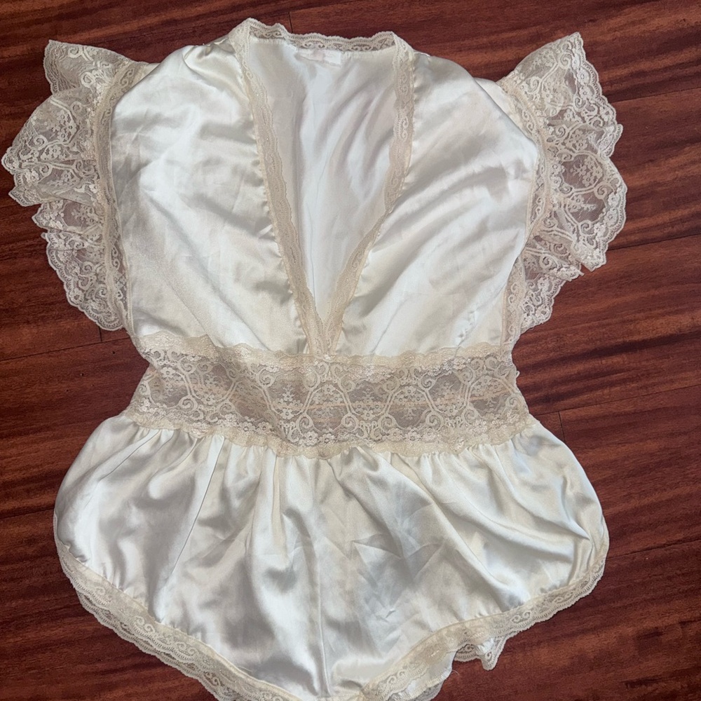 Lily of France Cream Lace-Trimmed Chemise